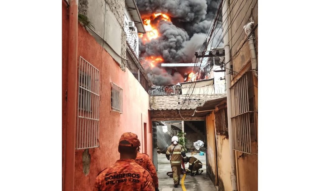 Incêndio de grandes proporções atinge galpão no Rio